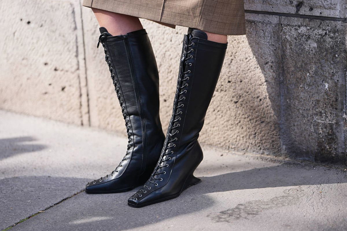 Sznurowane „block heel boots” w stylu lat 60. wracają do łask. Są idealne do jeansów i spódnicy