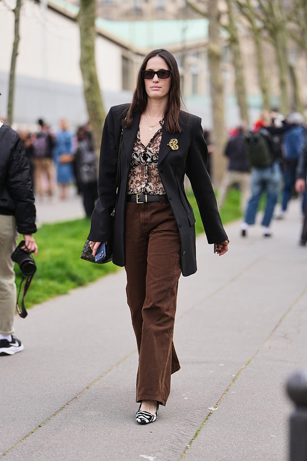 Statement brooch na wiosnę 2026. Broszka wraca do trendów