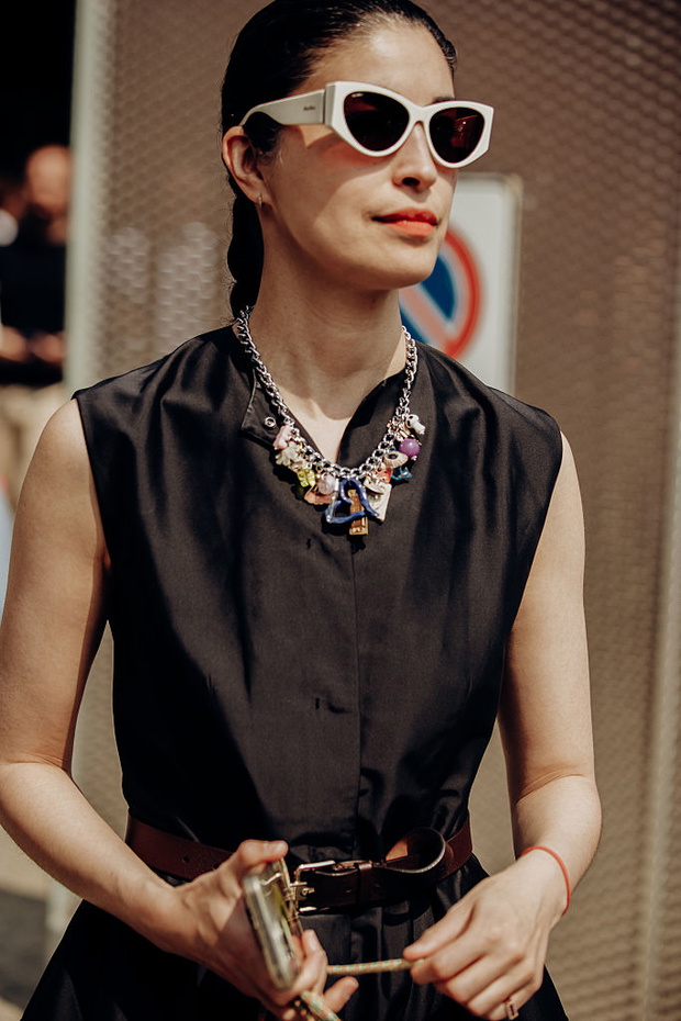 Charm necklace – trend wiosny 2026: naszyjnik z zawieszkami w wersji maxi