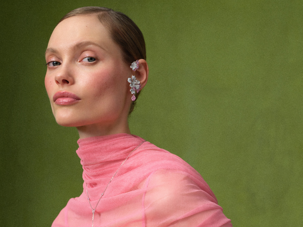 „Blooming elegance” – rozkwitająca biżuteria, którą pokochały kobiety na całym świecie. Polska marka przedstawia ją w nowej odsłonie