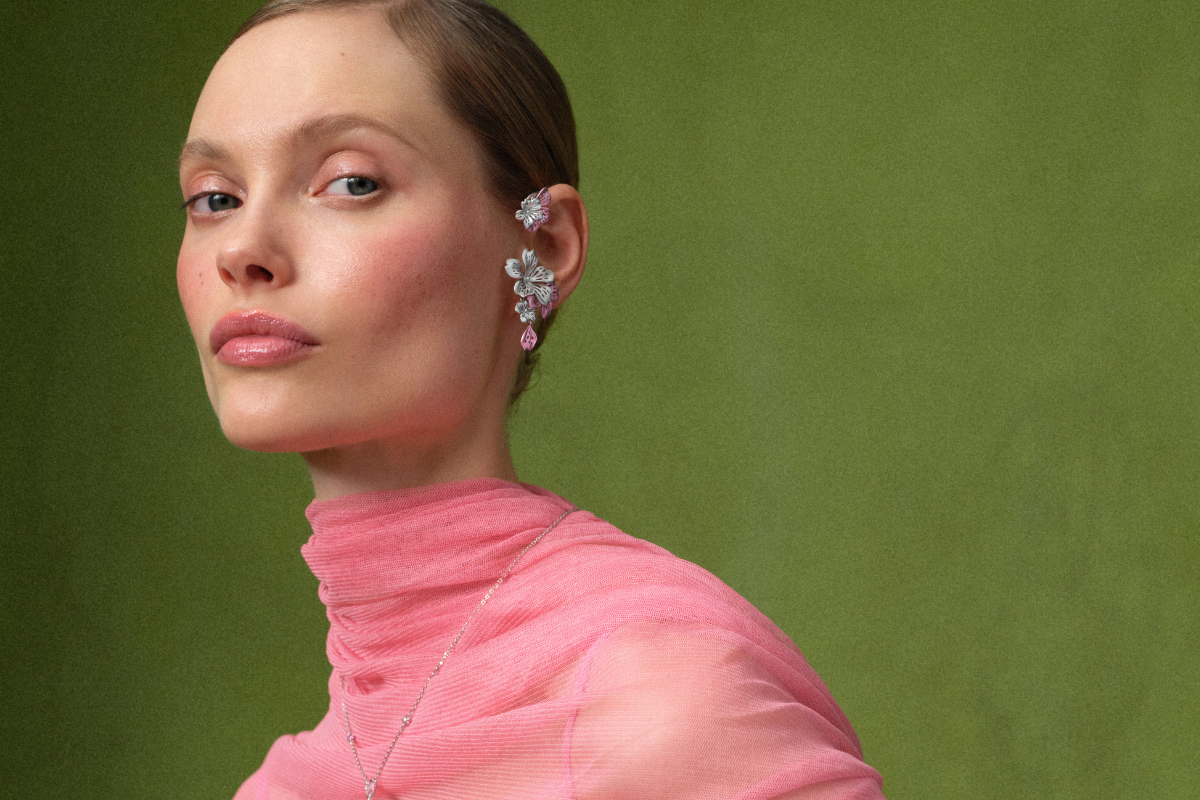 „Blooming elegance” – rozkwitająca biżuteria, którą pokochały kobiety na całym świecie. Polska marka przedstawia ją w nowej odsłonie
