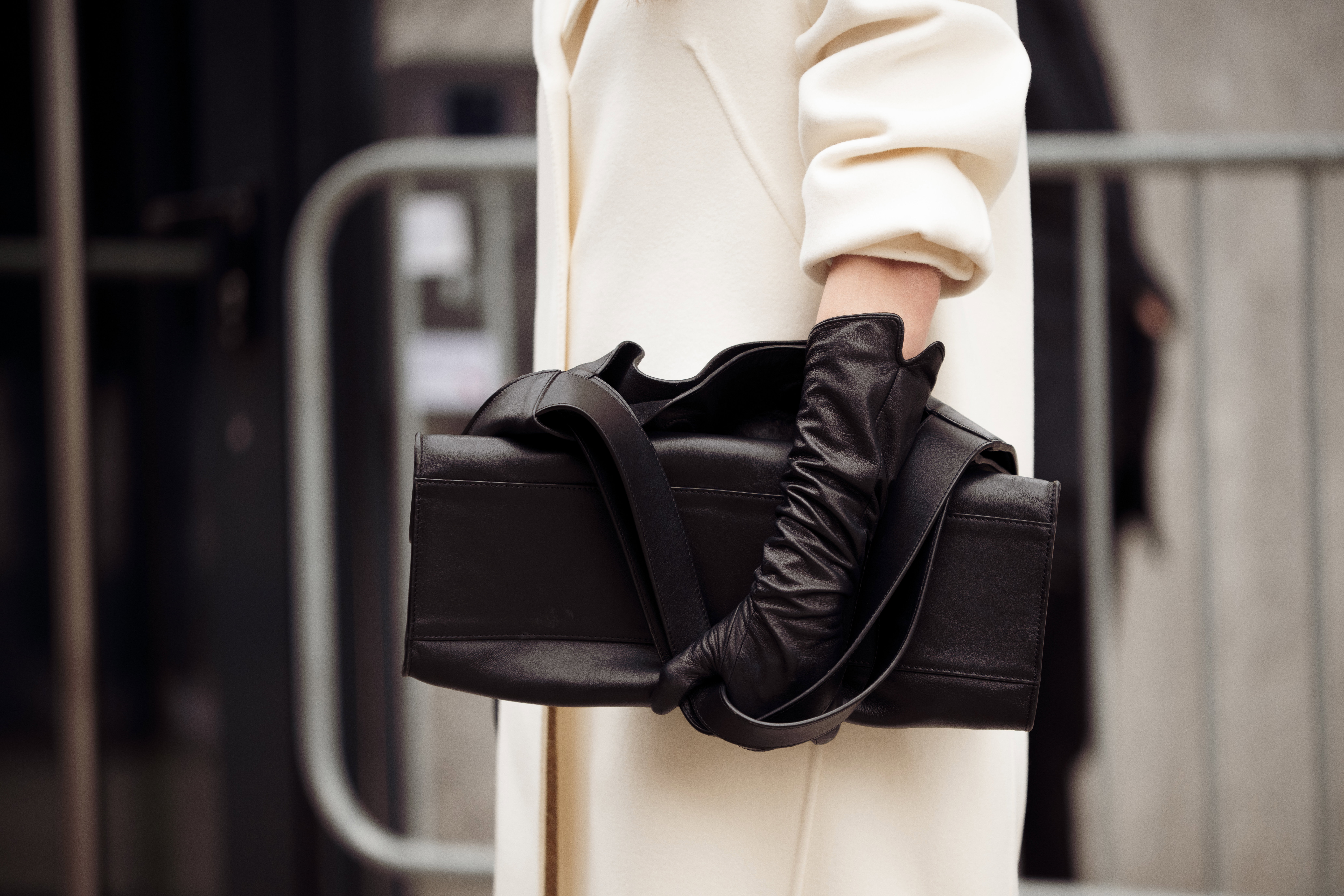 Opera gloves – długie rękawiczki w codziennych lookach wiosna 2026