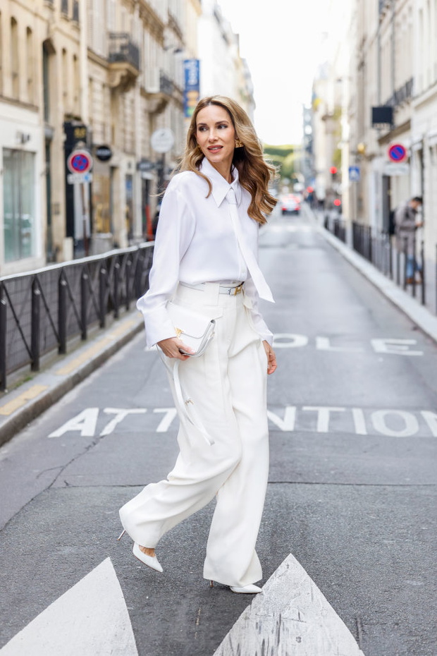Tie shirt blanche – trend wiosny 2026 dla stylowych kobiet