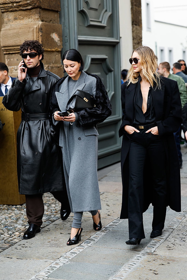 Jak stylizować „peep-toe wedges”