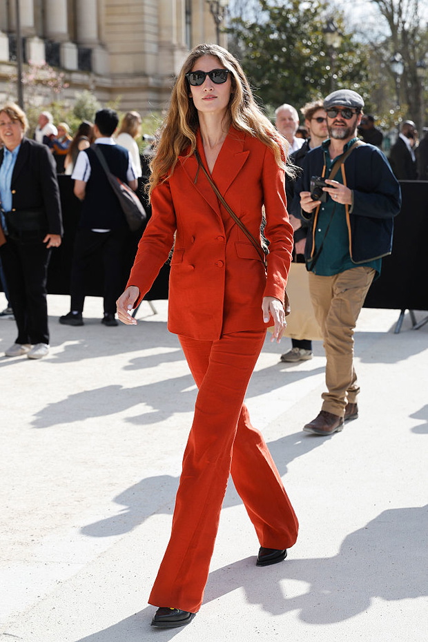 Le smoking suit – trend wiosny 2026: damski tuxedo jako power dressing