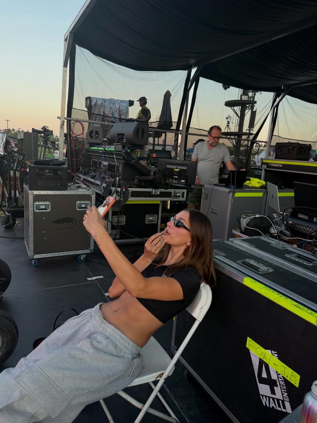 Hailey Bieber założyła „polo crop” podczas festiwalu Coachella