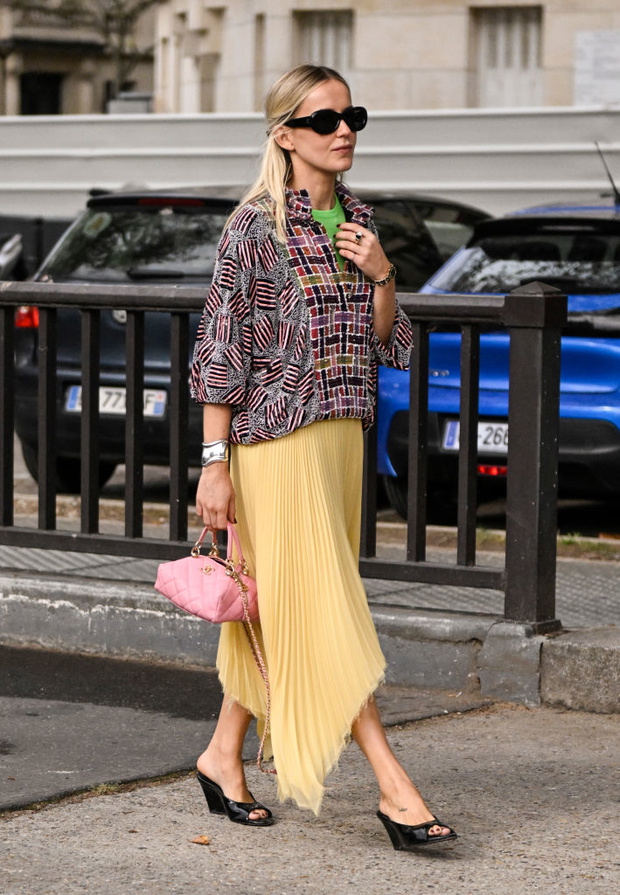 Jak stylizować lakierowane „peep-toe wedges” z H&M
