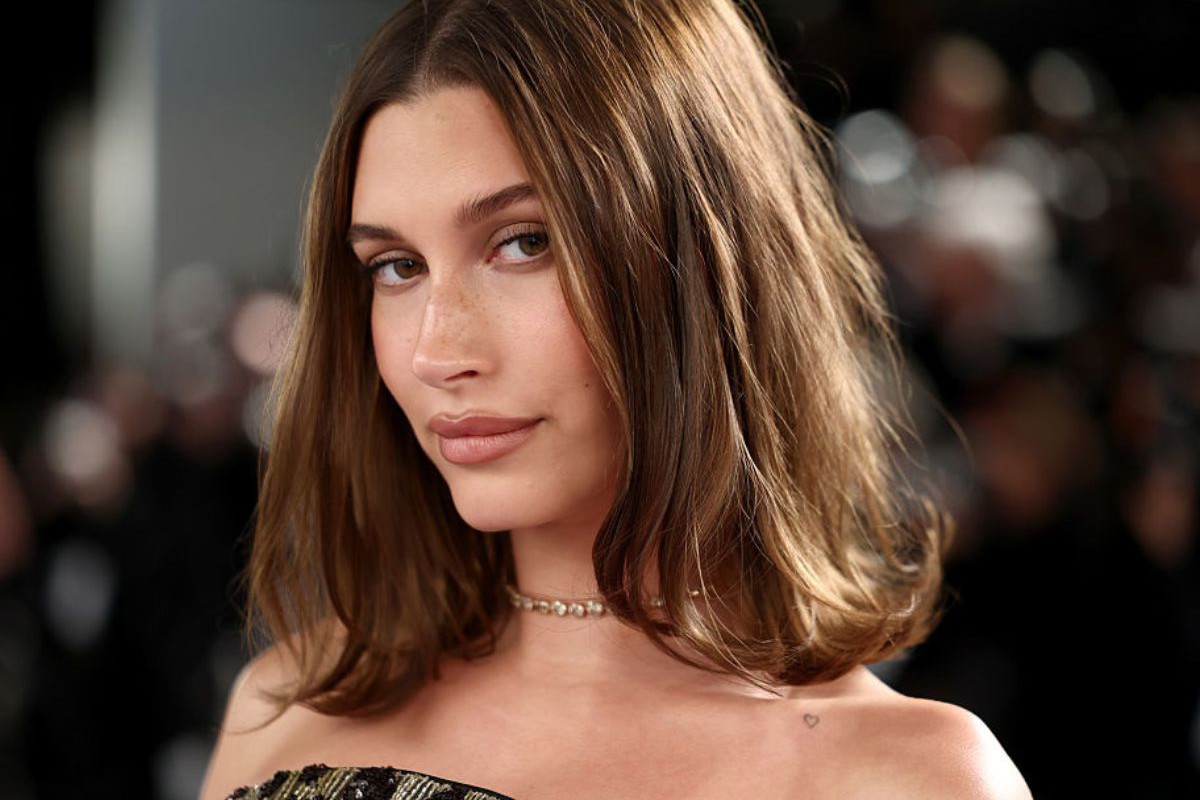 Hailey Bieber zamienia biały t-shirt na wygodny „polo crop”. Ideał na lato 2026