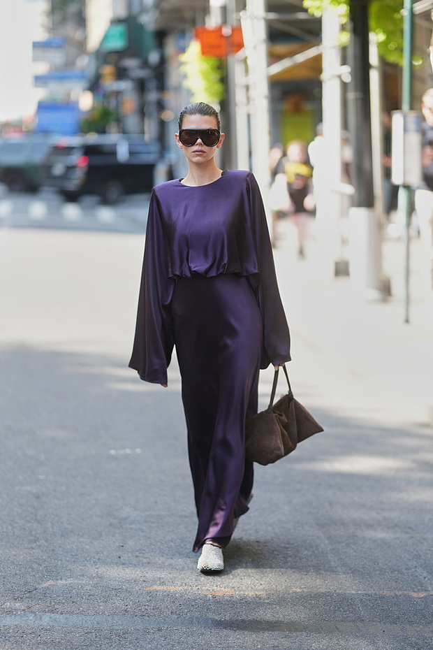 Fioletowa sukienka maxi – trend 2026