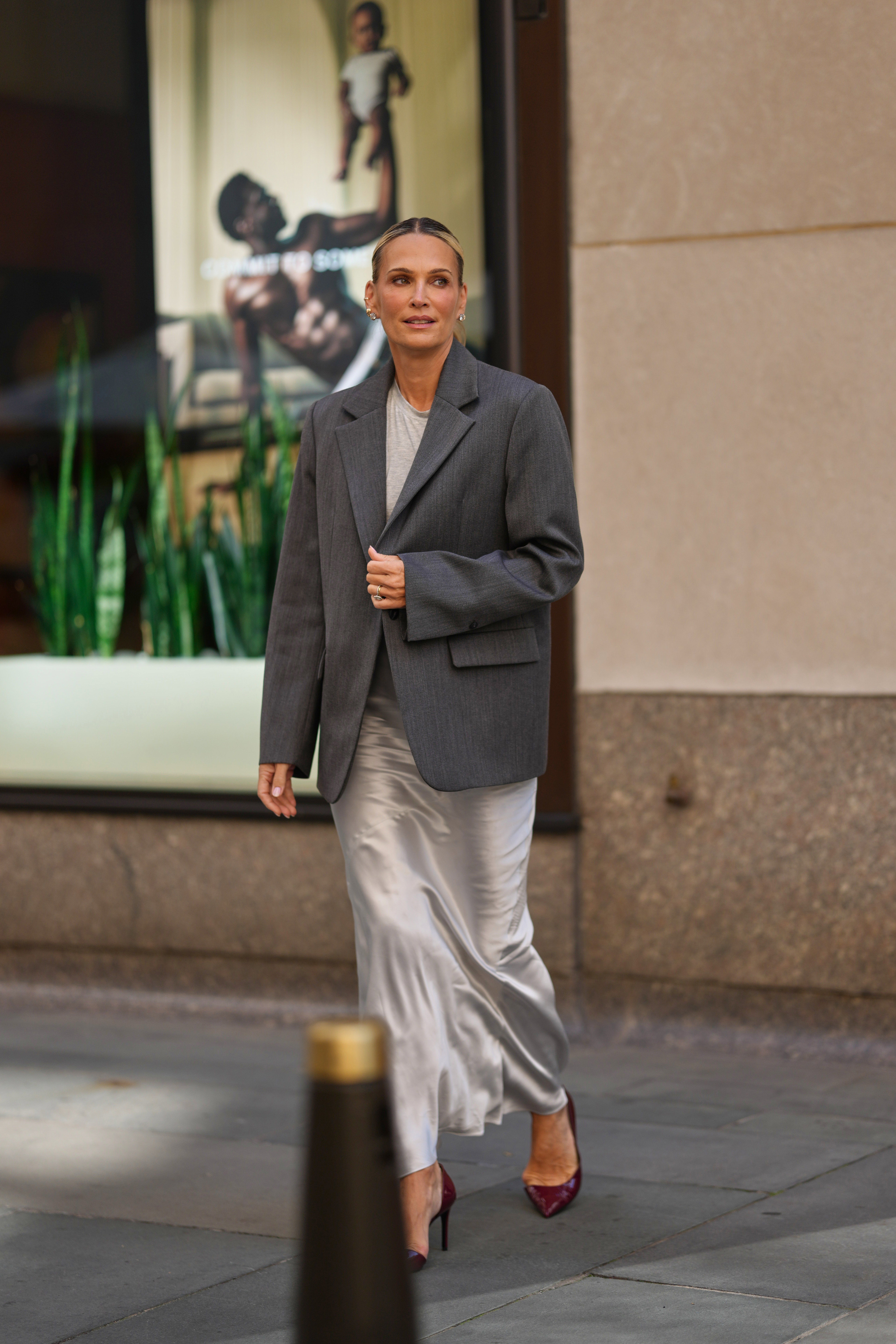 Satin maxi skirt – jak stylizować 2026