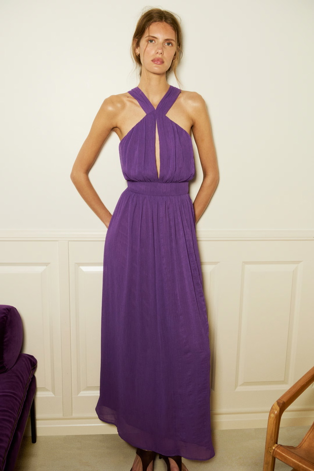 Fioletowa sukienka maxi – trend 2026