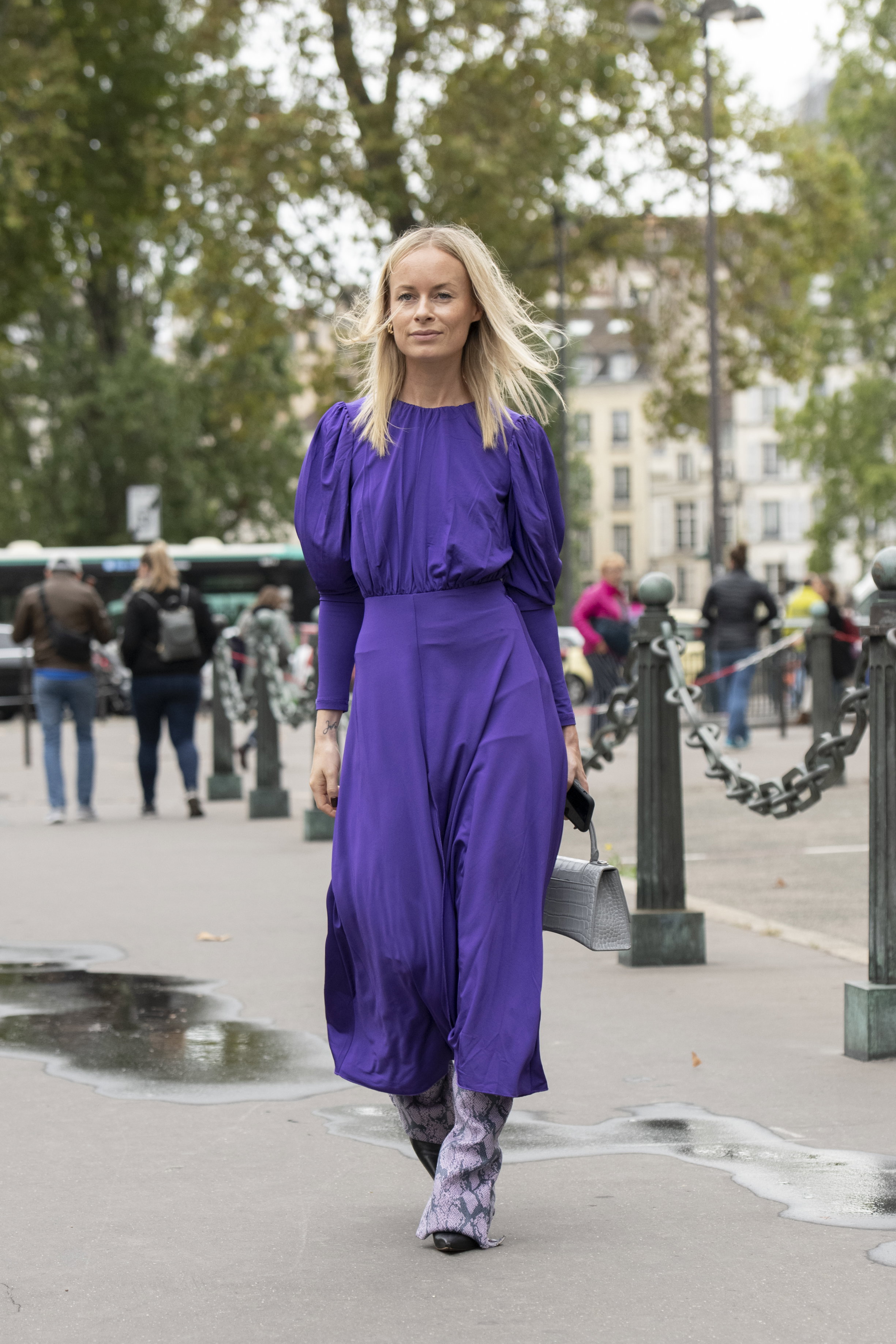 Fioletowa sukienka maxi – trend 2026
