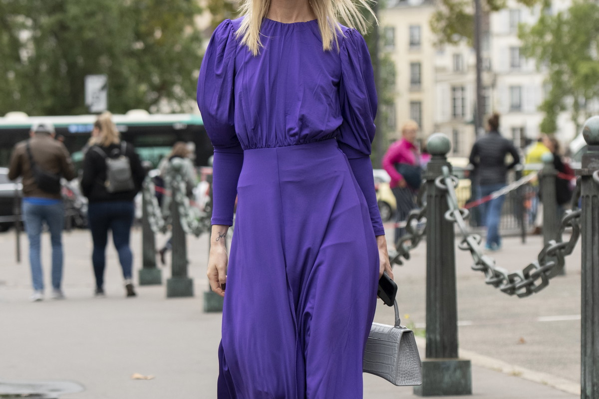 Fioletowa sukienka maxi – trend 2026