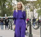 Fioletowa sukienka maxi – trend 2026