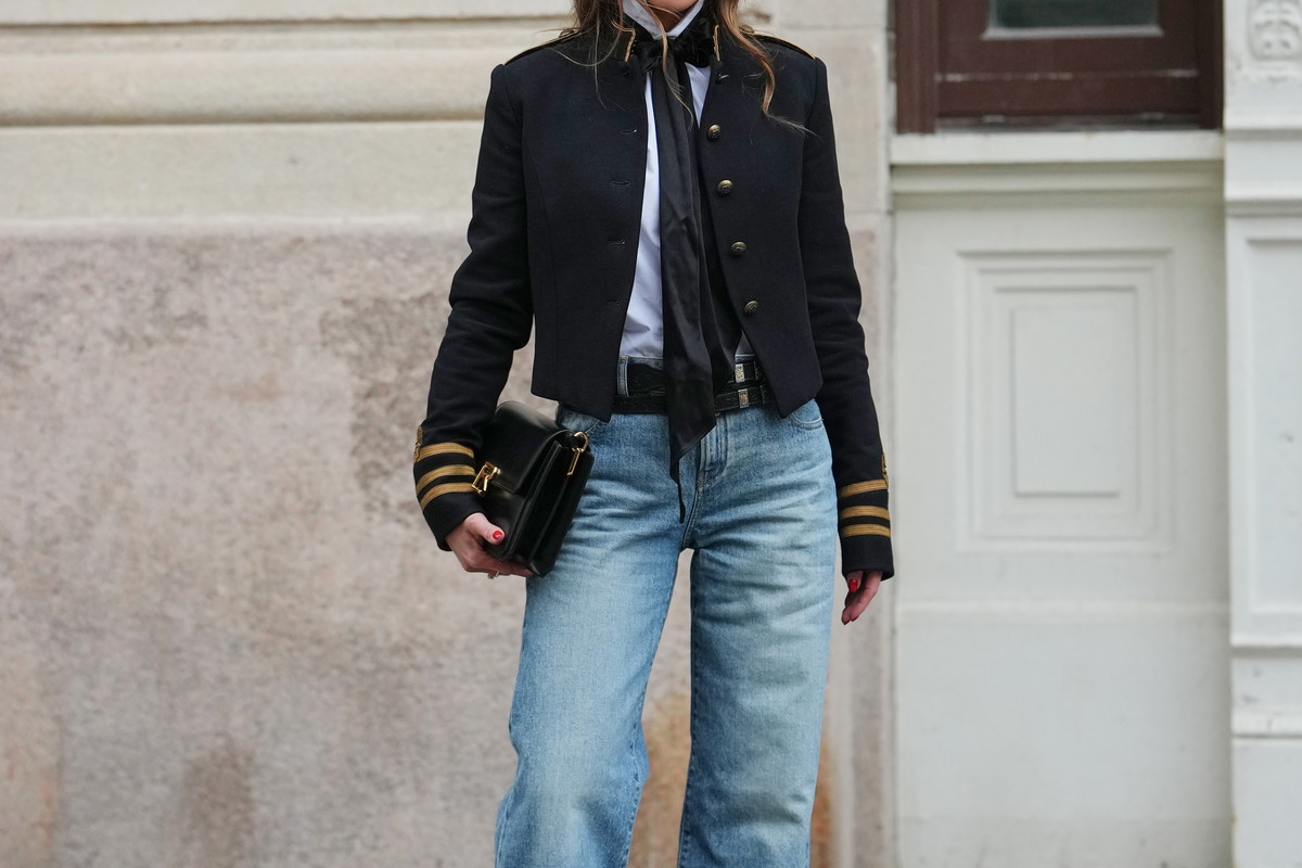Military jacket – jak stylizować 2026