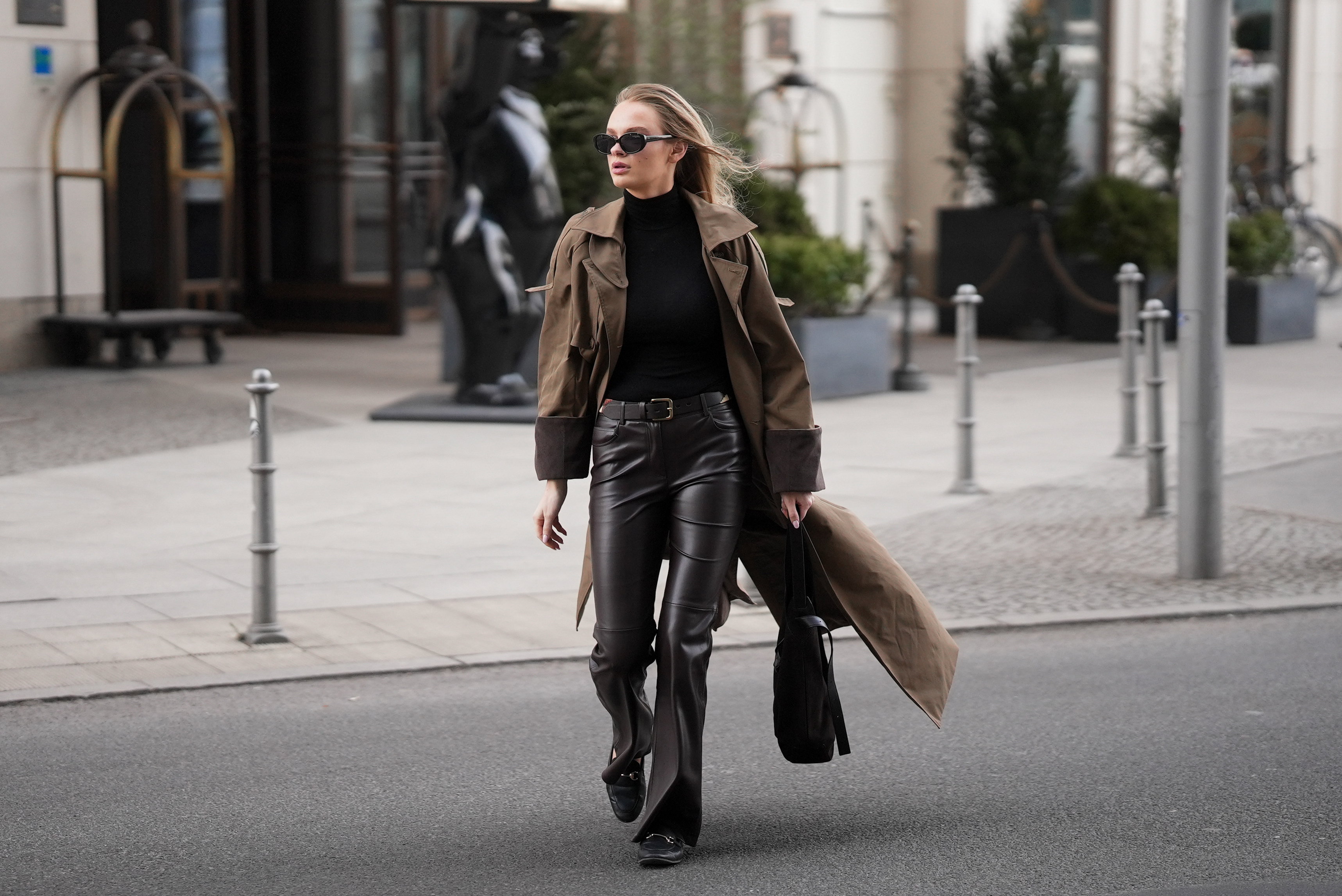 Brązowy płaszcz oversize – trend 2026
