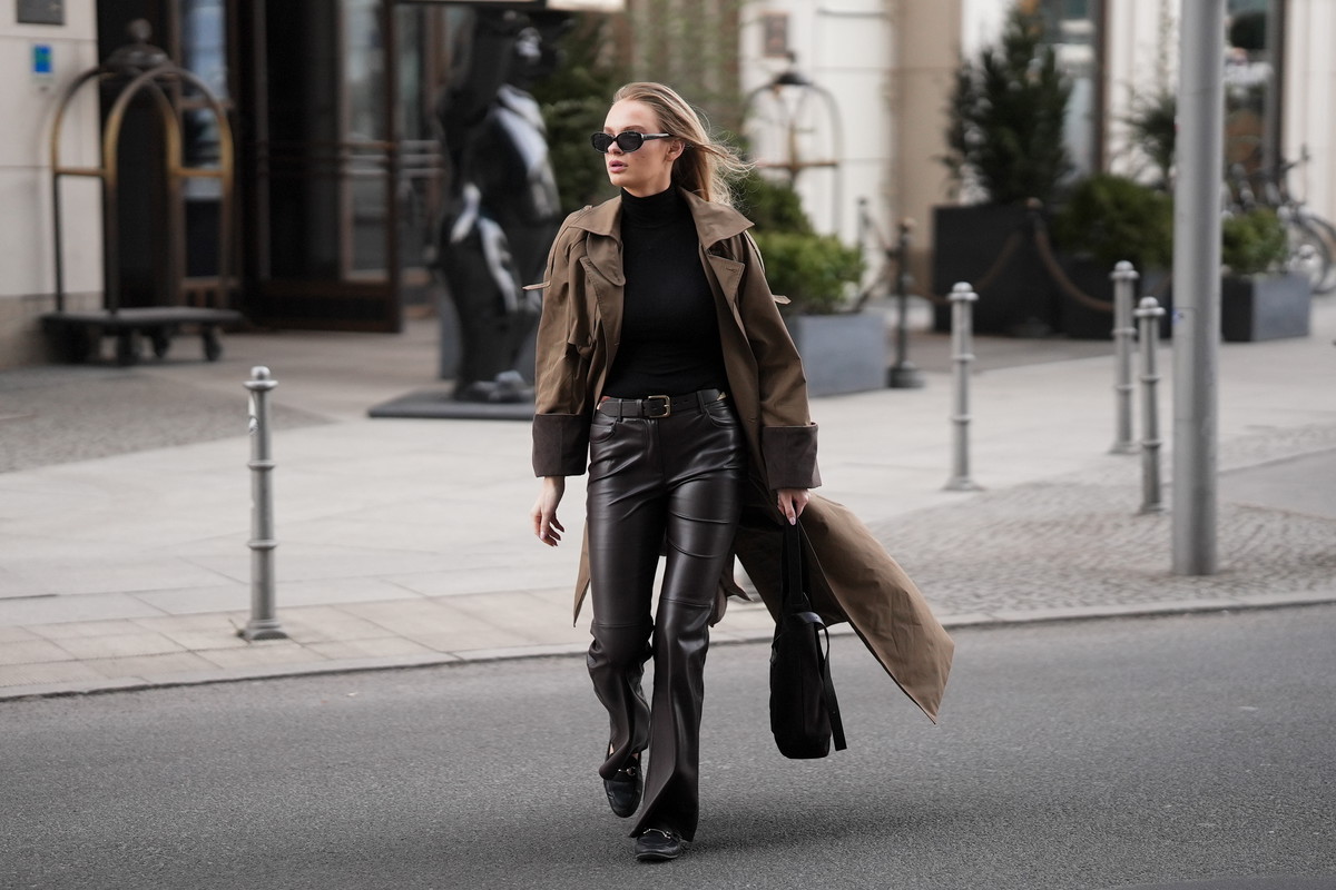Brązowy płaszcz oversize – trend 2026