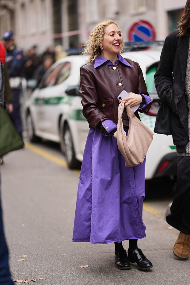 Fioletowa sukienka maxi – trend 2026