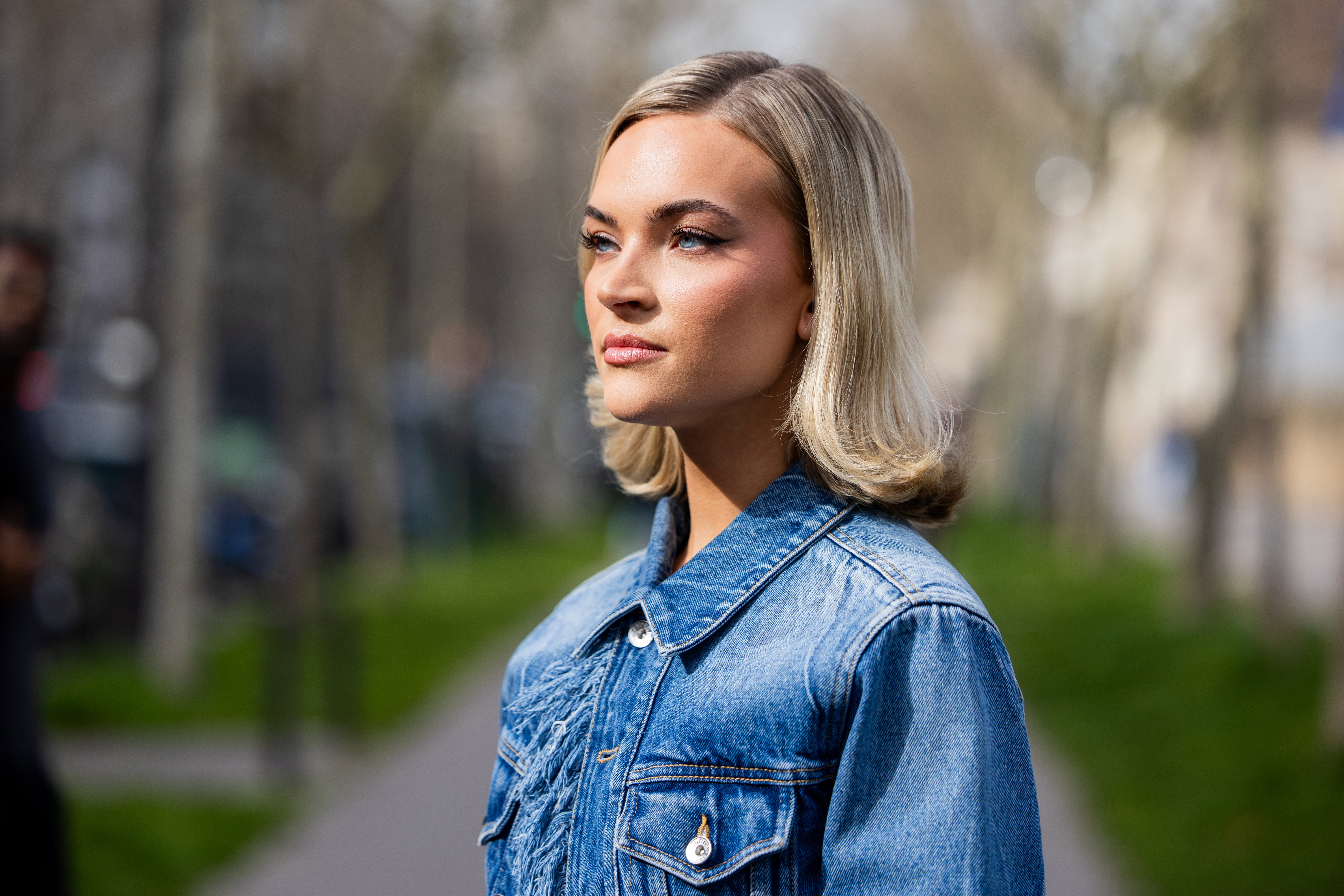 „Denim midi skirt” wraca. Ten fason wysmukla sylwetkę