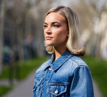 „Denim midi skirt” wraca. Ten fason wysmukla sylwetkę