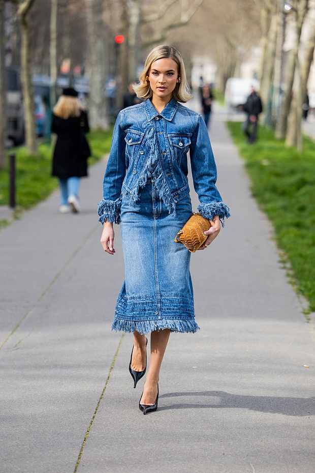 „Denim midi skirt” wraca. Ten fason wysmukla sylwetkę