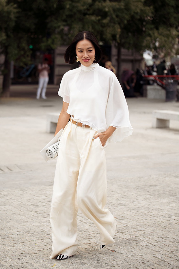 „Flowy white trousers” to najbardziej eleganckie spodnie 2026