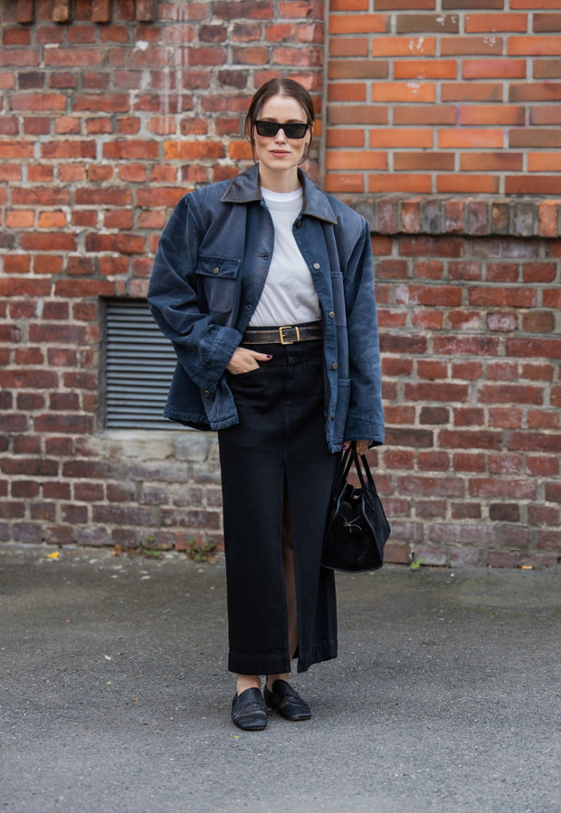 „Denim midi skirt” wraca. Ten fason wysmukla sylwetkę