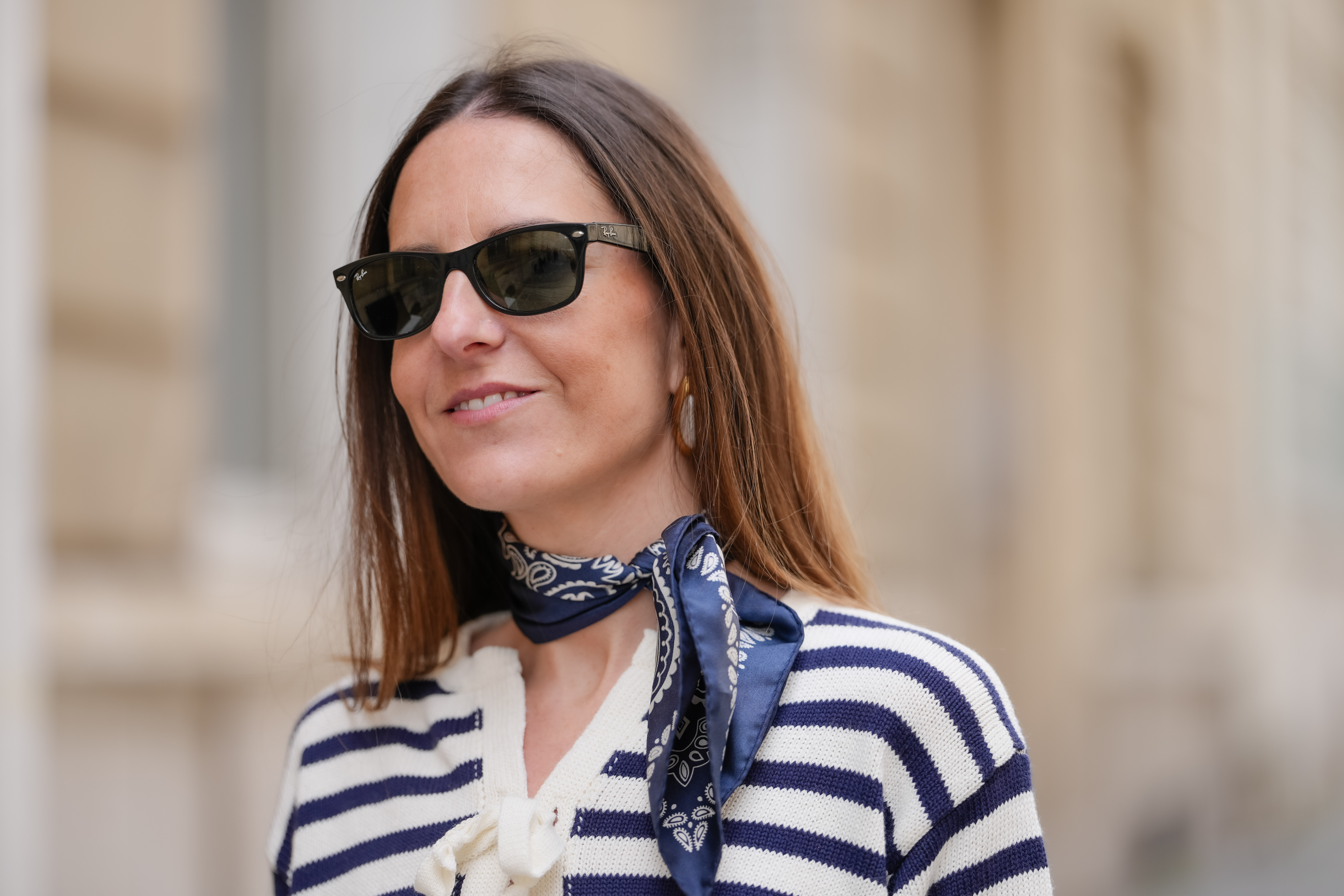 Bandana przy szyi – trend French girl 2026