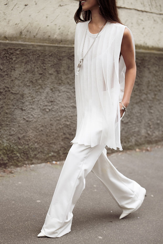 „Flowy white trousers” to najbardziej eleganckie spodnie 2026