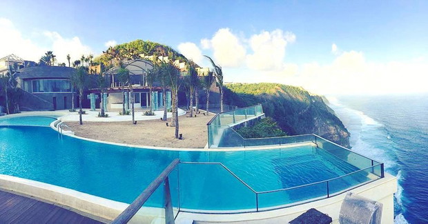 Basen ze szklanym dnem na Bali