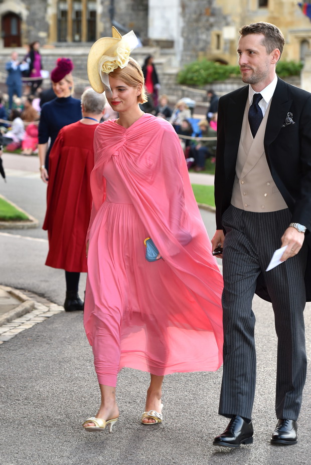 Pixie Geldof i George Barnett na ślubie księżniczki Eugenii i Jacka Brooksbanka, 12.10.2018.