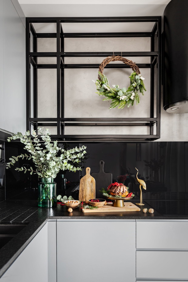 Świąteczna stylizacja kawalerki przygotowana przez Decoroom
