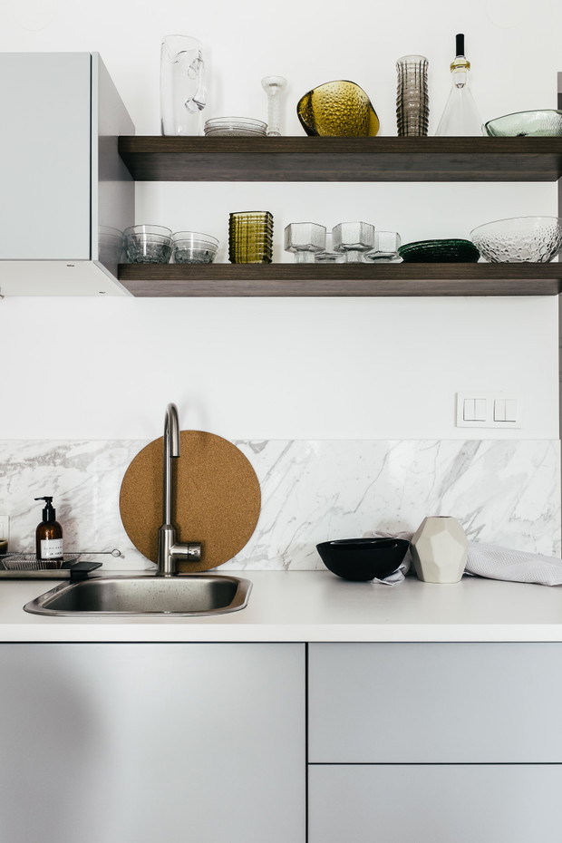 Wnętrze tygodnia: mieszkanie w Krakowie - 43 m2 pełne bieli, vintage i pomysłów, Projekt wnętrz: Magda Milejska/Odwzorowanie.pl, zdjęcia: Dariusz Dziuk, stylizacja: Magda Milejska