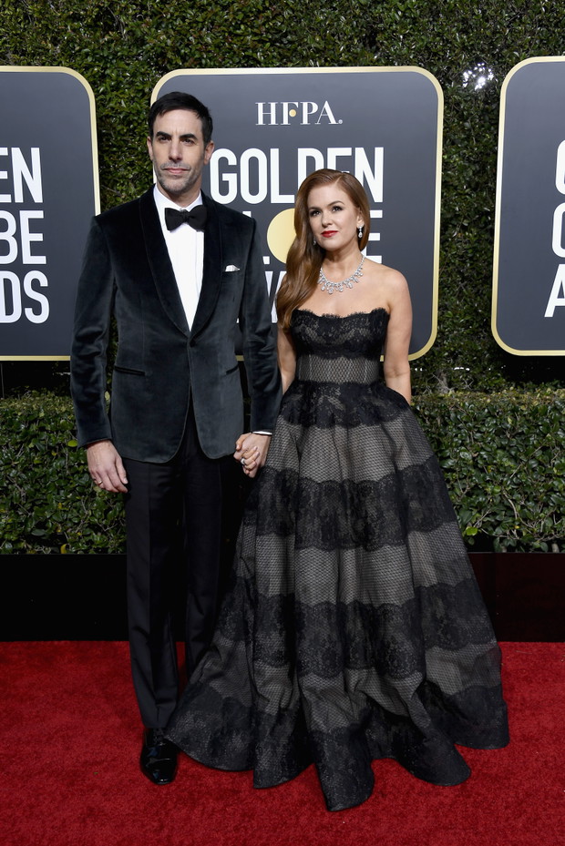 Złote Globy 2019: Sacha Baron Cohen i Isla Fisher (w sukni Monique Lhuillier)
