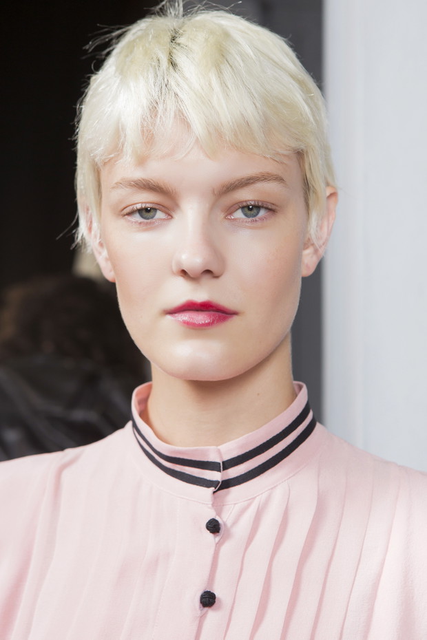 Blond fryzura krótka