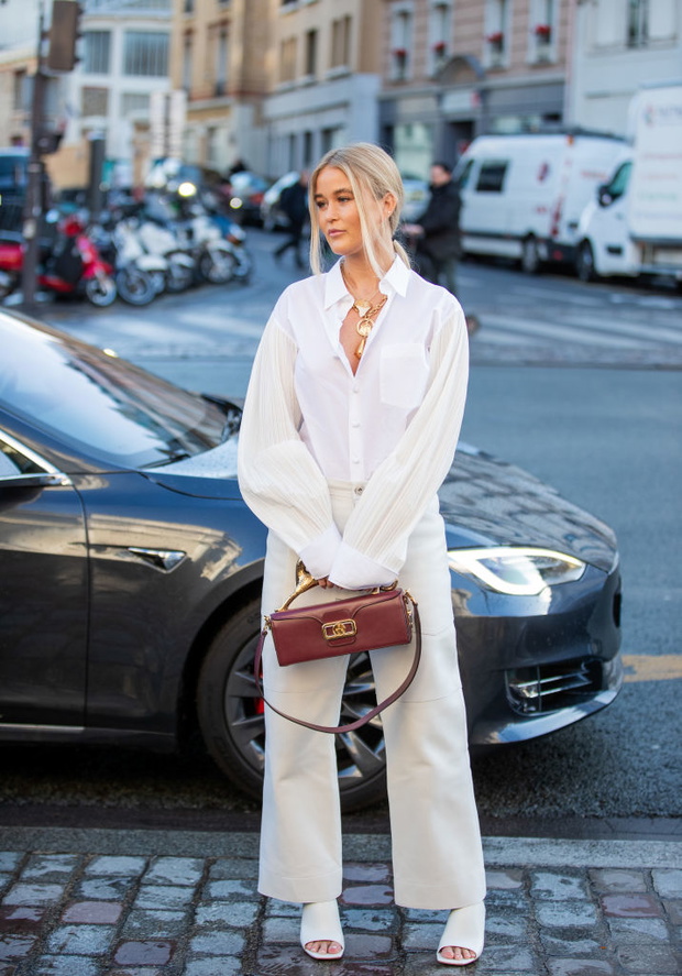 Street Style - Paris Fashion Week - Womenswear Fall/Winter 2020/2021 : Day Three