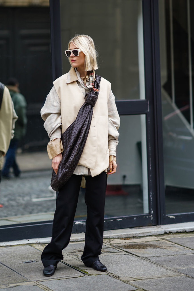 Street Style - Paris Fashion Week - Womenswear Fall/Winter 2020/2021 : Day Six