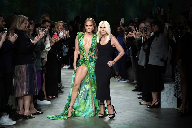 Jennifer Lopez w sukience Versace