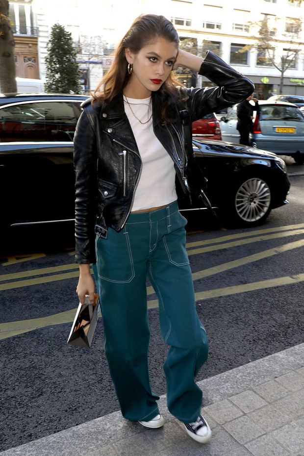 Kaia Gerber w ramonesce i trampkach