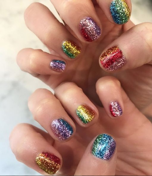 Tęczowy manicure