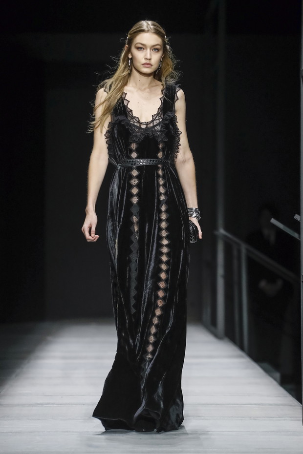 Gigi Hadid na pokazie Bottega Veneta jesień-zima 2018/2019
