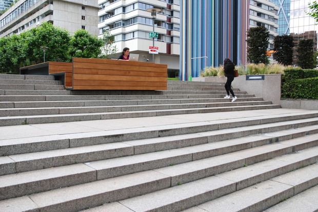 Miejskie meble Pawła Grobelnego w paryskiej dzielnicy La Defense
