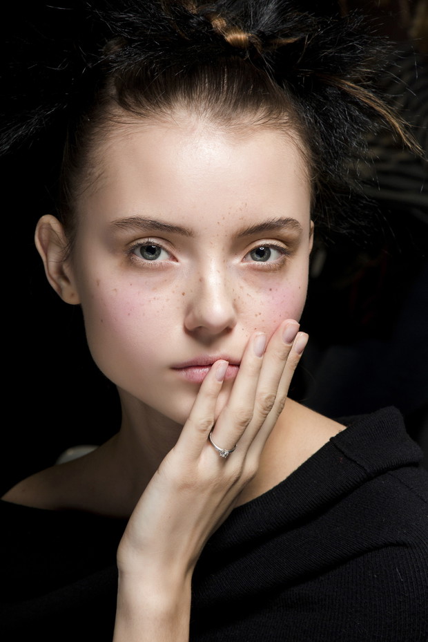 Modne paznokcie: manicure na jesień 2018. Issey Miyake