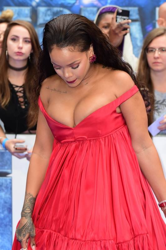 Rihanna w sukni Giambattista Valli Couture na premierze filmu Valerian i miasto tysiąca planet w Londynie, 24