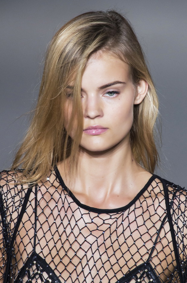 Modny kolor włosów: ciemny blond