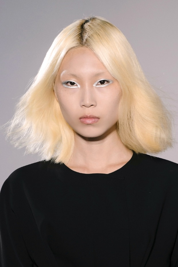 Modny kolor włosów: platynowy blond