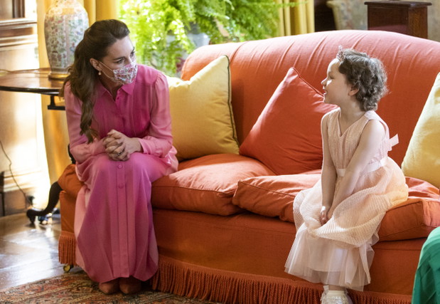 Kate Middleton i jej mama w identycznych sukienkach