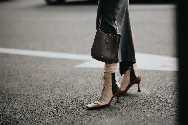 Torebki, buty i dodatki - street style z Paryża