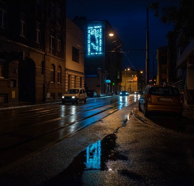 Twórczość czasu, neon upamiętniający Jana Sztaudyngera