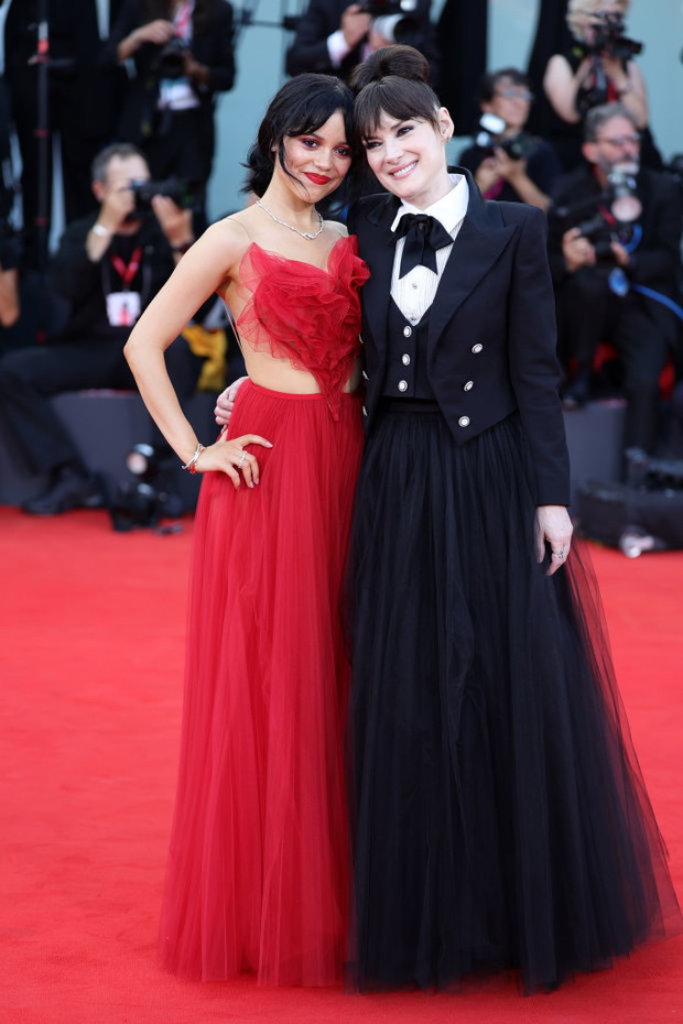 Ortega i Winona Ryder promują Sok z żuka na festiwalu w Wenecji